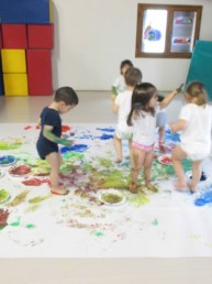 Bambini che colorano con il corpo