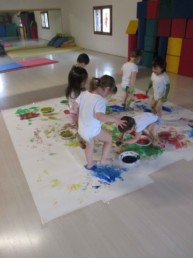 Bambini che colorano con il corpo