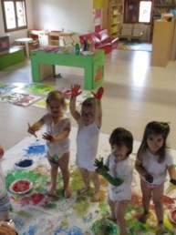 Bambini che colorano con il corpo