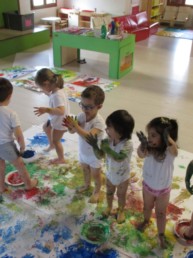 Bambini che colorano con il corpo